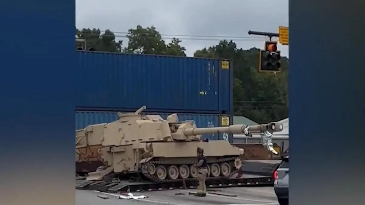 Zug macht Panzer platt, Fahrer bleibt auf Gleisen liegen