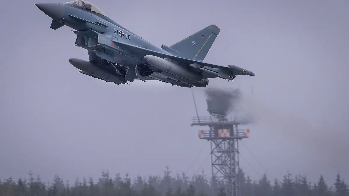 Nach Angaben der Nato stiegen im vergangenen Jahr mehr als 300 Mal Maschinen des Bündnisses auf, um russische Militärflugzeuge abzufangen, die sich dem Nato-Luftraum näherten. (Symbolbild)