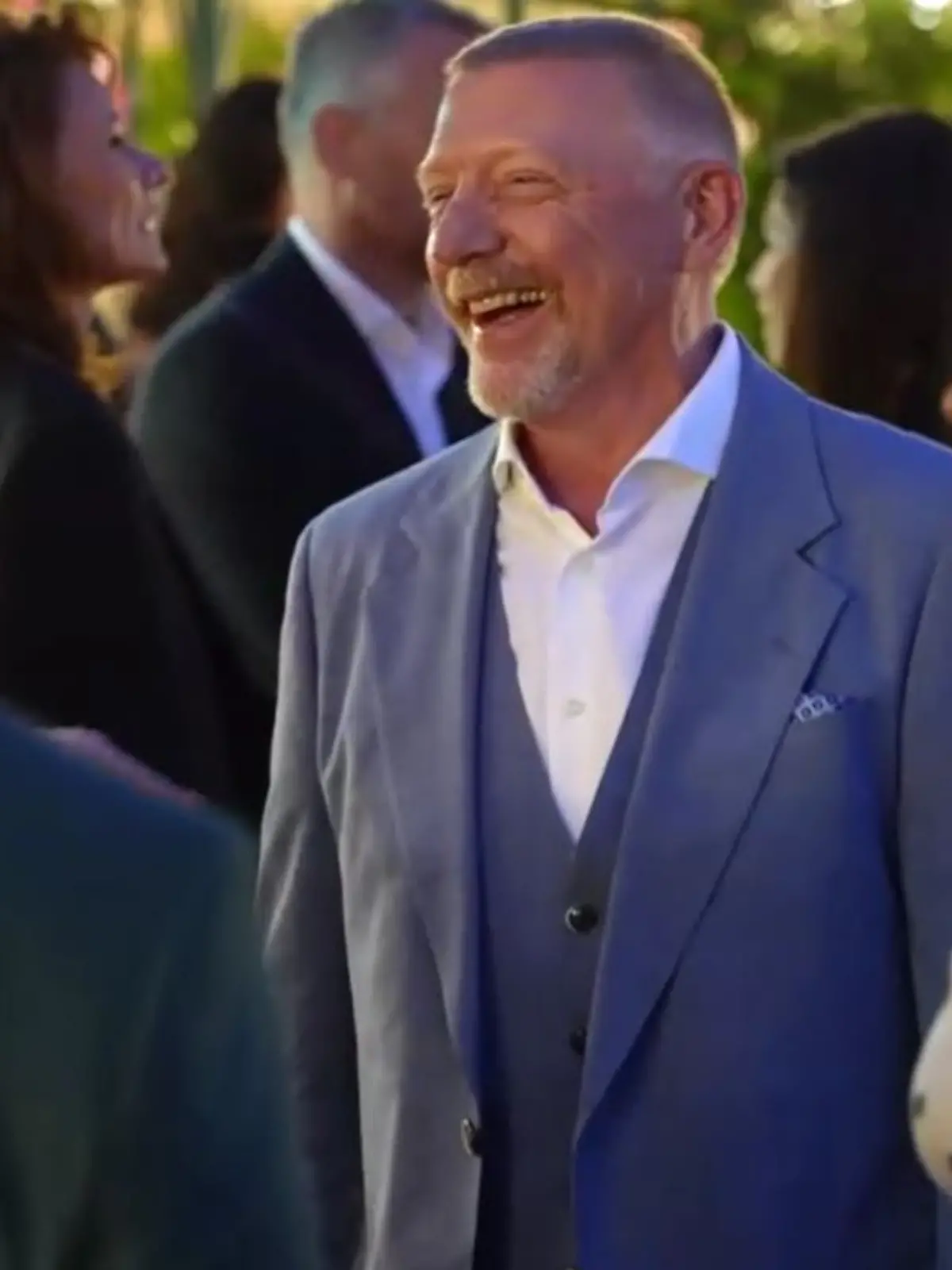 Ausgelassen und über beide Ohren strahlend: Boris Becker und seine Lilian nehmen die Gäste in Empfang. 