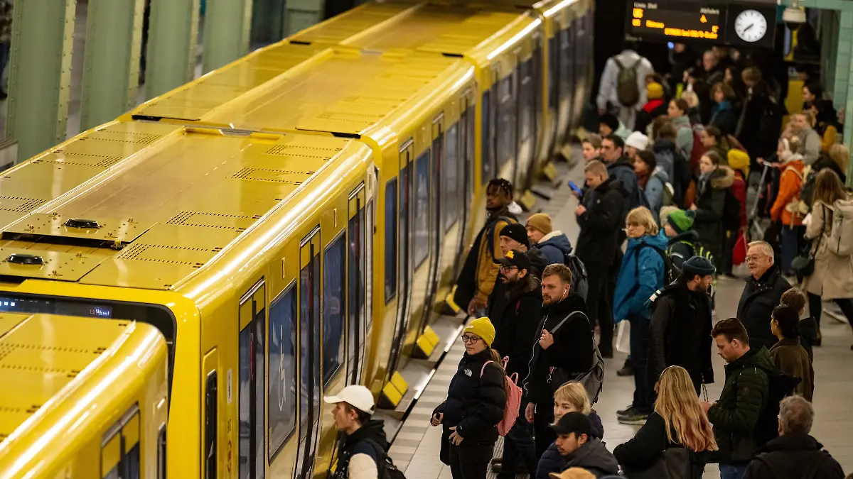 Bei der U-Bahn fehlt es an Fahrzeugen - bei der Umstellung auf einen neuen Takt bei einigen Linien gab es Probleme. (Archivbild)