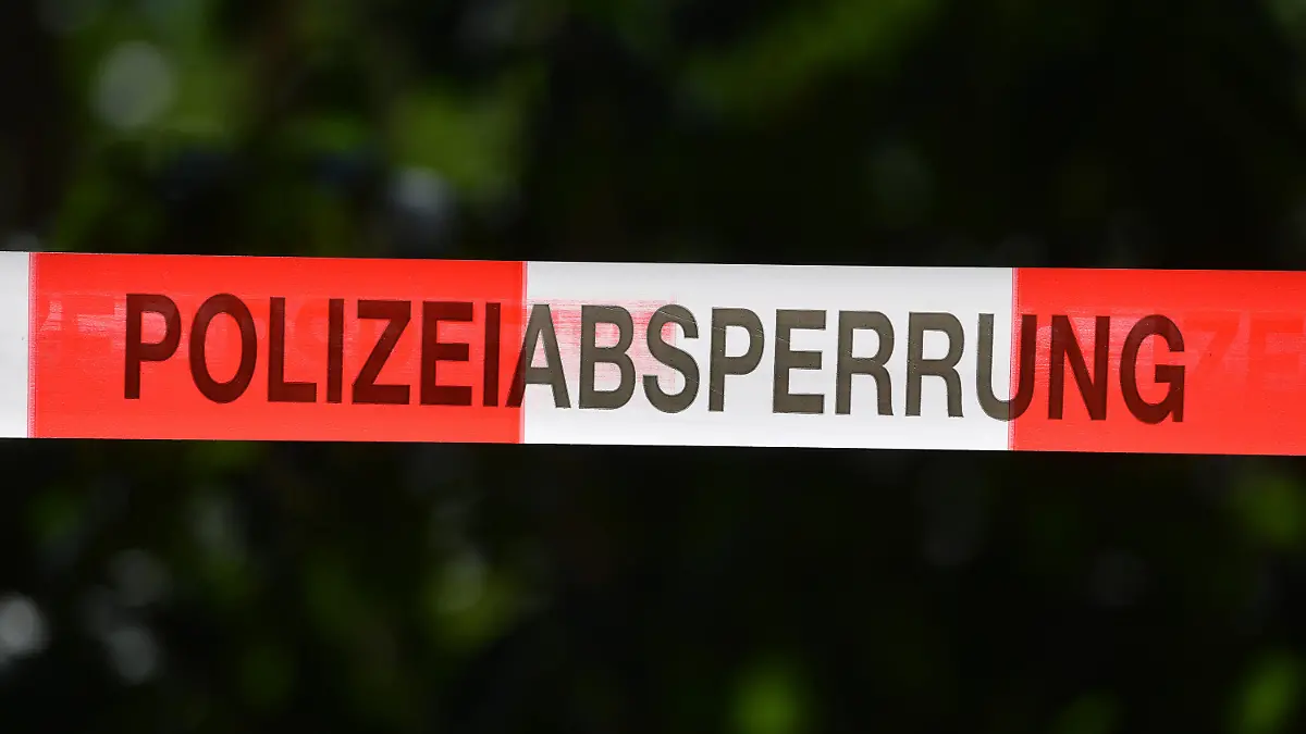 ARCHIV - 06.08.2020, ---: ILLUSTRATION - Ein Absperrband der Polizei sichert einen Tatort. (zu dpa «Mutter tötet ihre Kinder und sich selbst») Foto: Hendrik Schmidt/dpa +++ dpa-Bildfunk +++