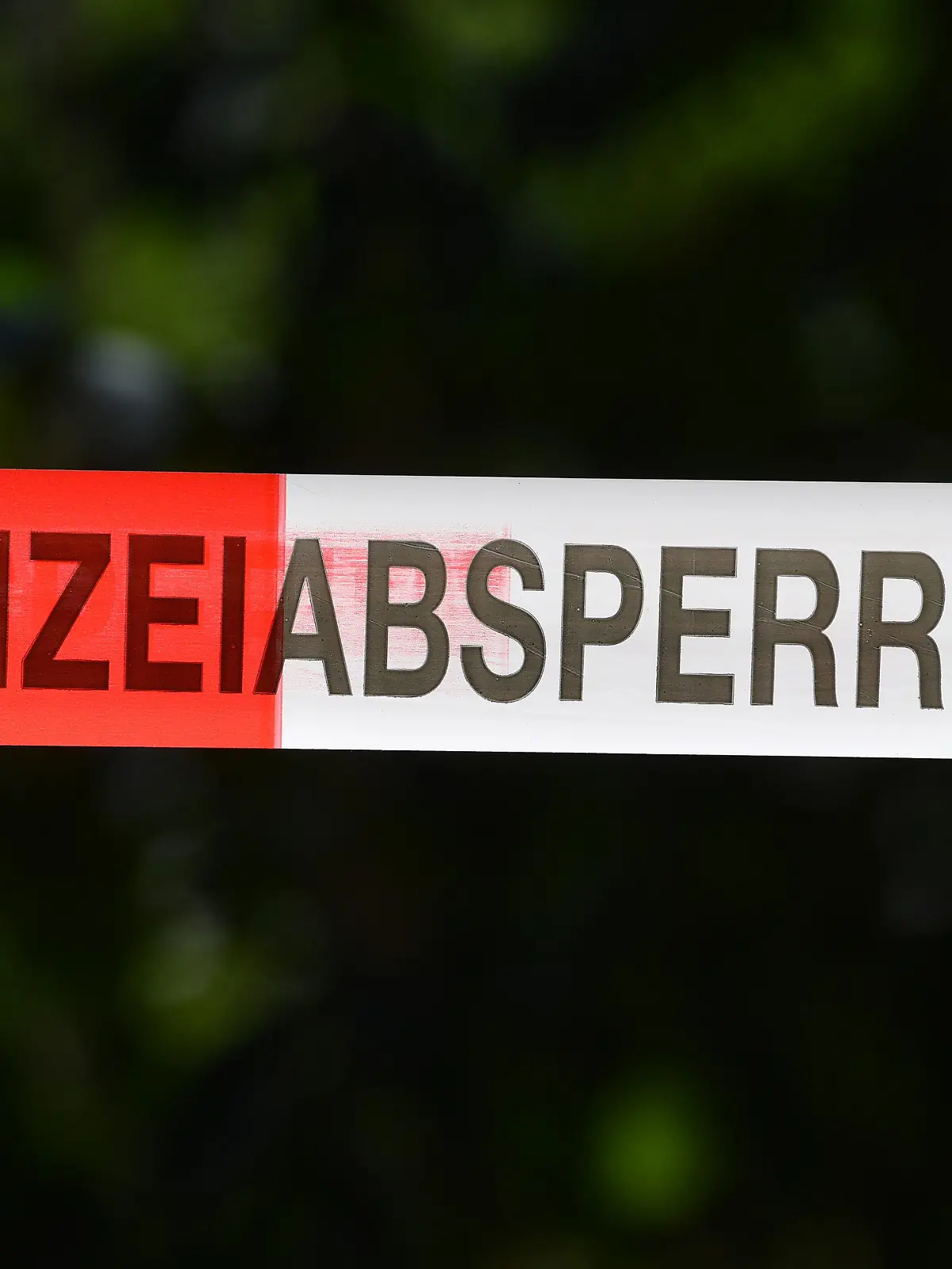 ARCHIV - 06.08.2020, ---: ILLUSTRATION - Ein Absperrband der Polizei sichert einen Tatort. (zu dpa «Mutter tötet ihre Kinder und sich selbst») Foto: Hendrik Schmidt/dpa +++ dpa-Bildfunk +++