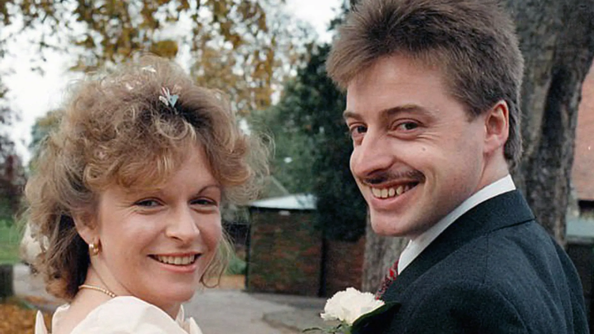Hochzeitsbild aus glücklichen Zeiten: Julian Webb mit seiner Braut Dena Thompson, die ihn später tötete.