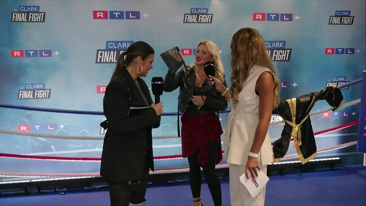 Evelyn Burdecki öffnet Handtasche für RTL Ganz schön voll...