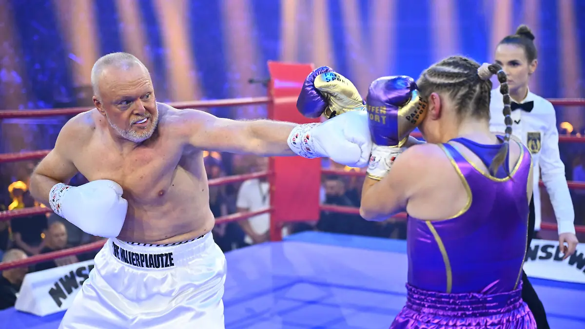 Stefan Raab vs. Regina Halmich - der TV-Gigant unterlag der Ex-Box-Weltmeisterin auch im dritten Kampf.