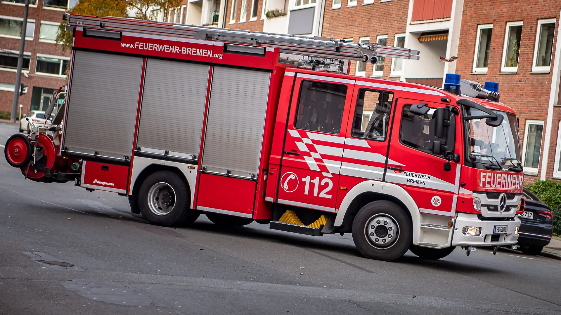 Ein Einsatzfahrzeug der Feuerwehr Bremen fährt auf das Gelände der Wache.