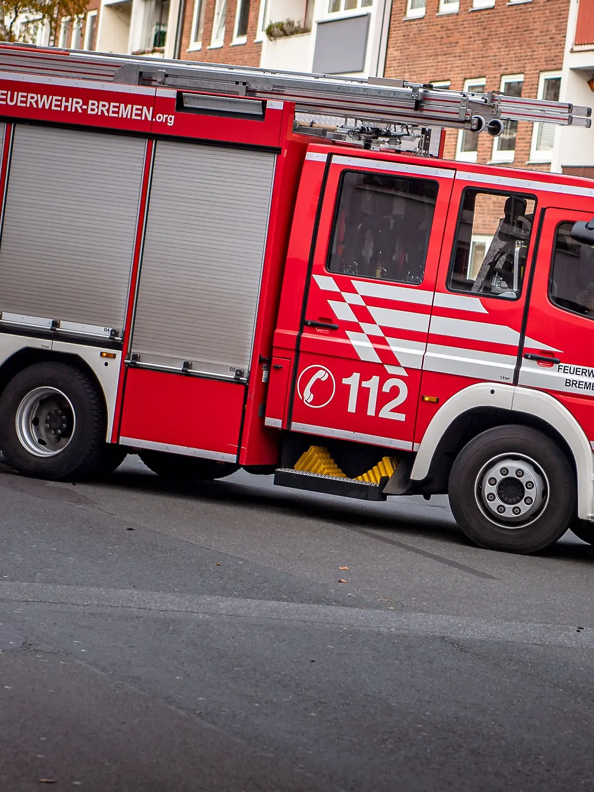 Ein Einsatzfahrzeug der Feuerwehr Bremen fährt auf das Gelände der Wache.