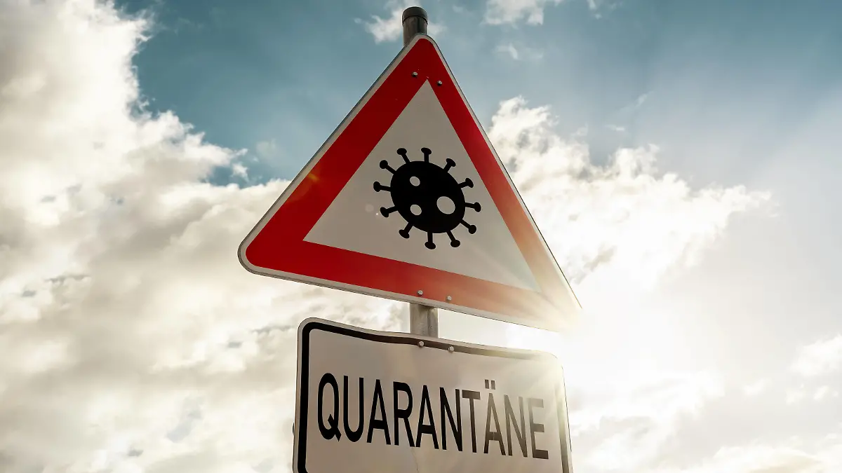 March 31, 2022: Sign reading quarantine, Corona virus Covid 19 pandemic quarantine scheme for positively tested infected PHOTOMONTAGE *** Schild mit der Aufschrift Quarantäne, Corona Virus Covid 19 Pandemie Quarantäne Regelung für positiv getestete Infizierte FOTOMONTAGE