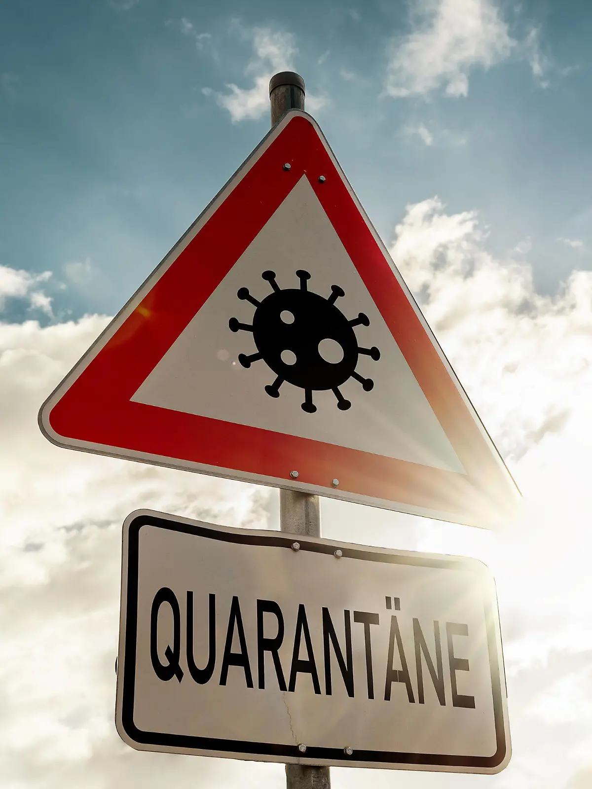 March 31, 2022: Sign reading quarantine, Corona virus Covid 19 pandemic quarantine scheme for positively tested infected PHOTOMONTAGE *** Schild mit der Aufschrift Quarantäne, Corona Virus Covid 19 Pandemie Quarantäne Regelung für positiv getestete Infizierte FOTOMONTAGE 