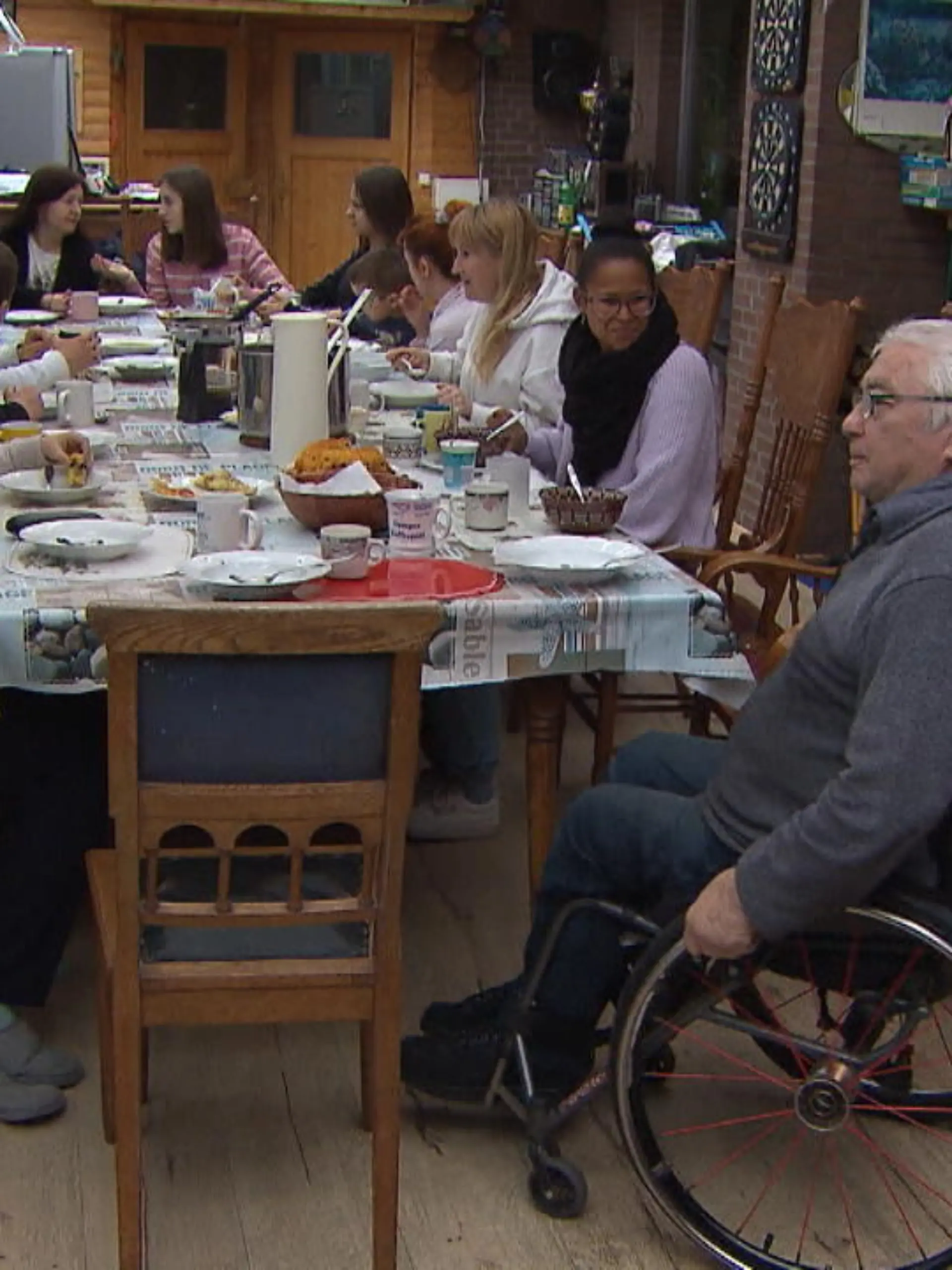 Als Peter Czornyj gefragt wurde, ob er helfen kann, zögerte er nicht. Und das obwohl er selbst ein Handicap hat. Der 73-Jährige ist Deutsch-Ukrainer und spricht beide Sprachen. Als im Februar der Krieg ausbrach, fragten ihn einige befreundete Männer aus der Ukraine, ob sie ihre Frauen und Kinder zu ihm schicken könnten. Seitdem leben drei Familien bei dem Rollstuhlfahrer im Haus. Warum es für Peter gar kein Problem ist, den Alltag mit zehn Menschen unter einem Dach zu schaffen, sehen Sie im Video.
