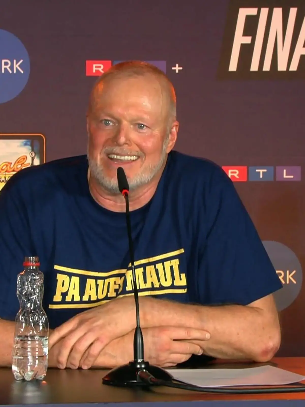 Stefan Raab bei seiner Pressenkonferenz nach dem „CLARK FINAL FIGHT”