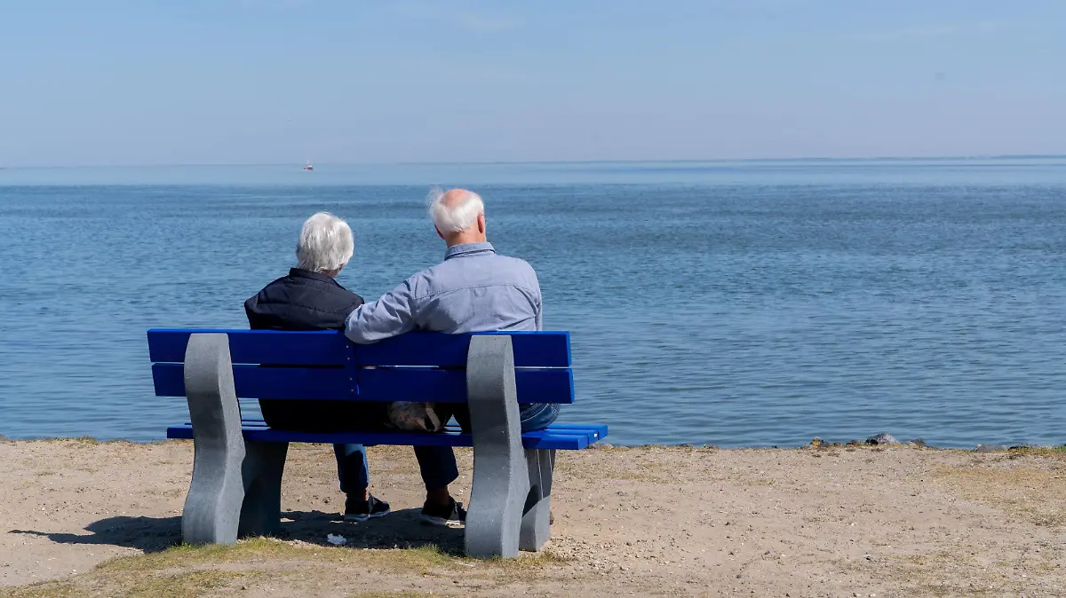 Zwei ältere Menschen sitzen in List auf der Insel Sylt auf einer Pank und schauen auf die Nordsee - Symbolfoto alte Frau alter Mann Rente Rentner Ruhestand Einsamkeit Zweisamkeit Parkbank am Wasser Meer altern älter werden Absicherung Sicherheit Wohlstand Armut Altersarmut;Zwei ältere Menschen sitzen in List auf der Insel Sylt auf einer Pank und schauen auf die Nordsee - Symbolfoto alte Frau alter Mann Rente Rentner Ruhestand Einsamkeit Zweisamkeit Parkbank am Wasser Meer altern älter werden Absicherung Sicherheit Wohlsta, Sylt Schleswig-Holstein Deutschland List *** Two elderly people sit on a pancake in List on the island of Sylt and look at the North Sea symbol photo old woman old man pensioner retiree retirement loneliness togetherness park bench on the water sea ageing security security prosperity poverty old age poverty two elde  