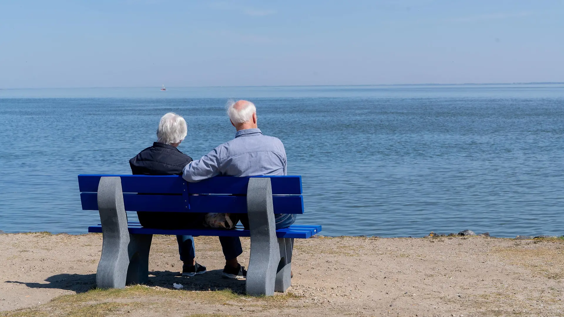Zwei ältere Menschen sitzen in List auf der Insel Sylt auf einer Pank und schauen auf die Nordsee - Symbolfoto alte Frau alter Mann Rente Rentner Ruhestand Einsamkeit Zweisamkeit Parkbank am Wasser Meer altern älter werden Absicherung Sicherheit Wohlstand Armut Altersarmut;Zwei ältere Menschen sitzen in List auf der Insel Sylt auf einer Pank und schauen auf die Nordsee - Symbolfoto alte Frau alter Mann Rente Rentner Ruhestand Einsamkeit Zweisamkeit Parkbank am Wasser Meer altern älter werden Absicherung Sicherheit Wohlsta, Sylt Schleswig-Holstein Deutschland List *** Two elderly people sit on a pancake in List on the island of Sylt and look at the North Sea symbol photo old woman old man pensioner retiree retirement loneliness togetherness park bench on the water sea ageing security security prosperity poverty old age poverty two elde