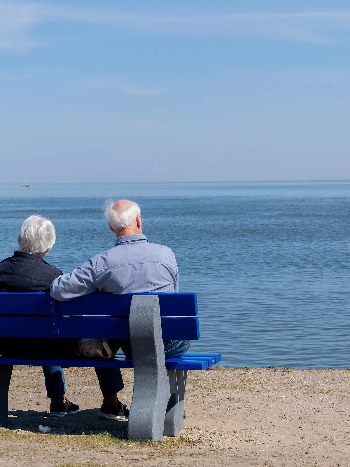 Zwei ältere Menschen sitzen in List auf der Insel Sylt auf einer Pank und schauen auf die Nordsee - Symbolfoto alte Frau alter Mann Rente Rentner Ruhestand Einsamkeit Zweisamkeit Parkbank am Wasser Meer altern älter werden Absicherung Sicherheit Wohlstand Armut Altersarmut;Zwei ältere Menschen sitzen in List auf der Insel Sylt auf einer Pank und schauen auf die Nordsee - Symbolfoto alte Frau alter Mann Rente Rentner Ruhestand Einsamkeit Zweisamkeit Parkbank am Wasser Meer altern älter werden Absicherung Sicherheit Wohlsta, Sylt Schleswig-Holstein Deutschland List *** Two elderly people sit on a pancake in List on the island of Sylt and look at the North Sea symbol photo old woman old man pensioner retiree retirement loneliness togetherness park bench on the water sea ageing security security prosperity poverty old age poverty two elde  