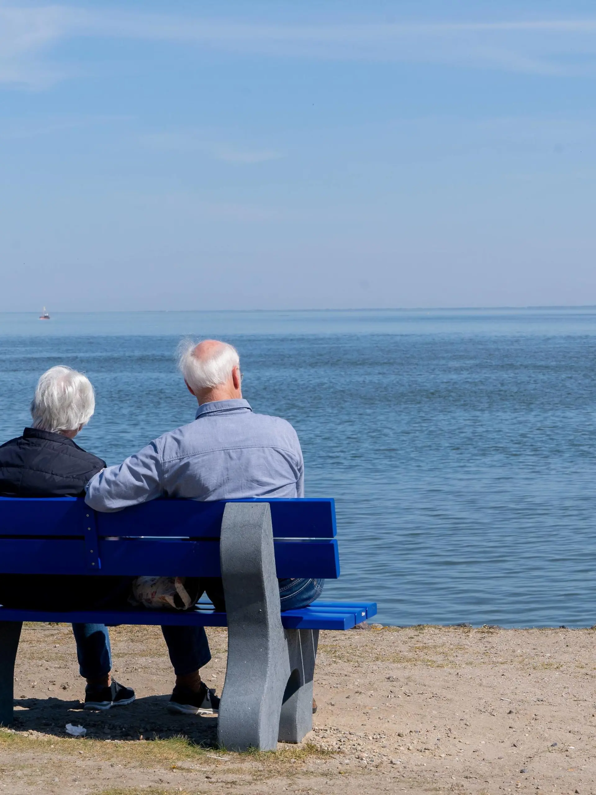 Zwei ältere Menschen sitzen in List auf der Insel Sylt auf einer Pank und schauen auf die Nordsee - Symbolfoto alte Frau alter Mann Rente Rentner Ruhestand Einsamkeit Zweisamkeit Parkbank am Wasser Meer altern älter werden Absicherung Sicherheit Wohlstand Armut Altersarmut;Zwei ältere Menschen sitzen in List auf der Insel Sylt auf einer Pank und schauen auf die Nordsee - Symbolfoto alte Frau alter Mann Rente Rentner Ruhestand Einsamkeit Zweisamkeit Parkbank am Wasser Meer altern älter werden Absicherung Sicherheit Wohlsta, Sylt Schleswig-Holstein Deutschland List *** Two elderly people sit on a pancake in List on the island of Sylt and look at the North Sea symbol photo old woman old man pensioner retiree retirement loneliness togetherness park bench on the water sea ageing security security prosperity poverty old age poverty two elde  