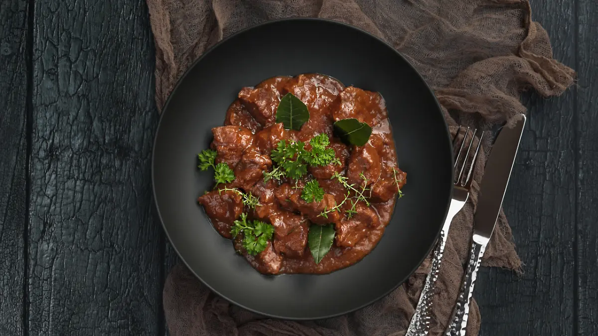 Gulasch-Rezept-mit-Geheimtipp-So-wird-das-Fleisch-besonders-zart-und-saftig-