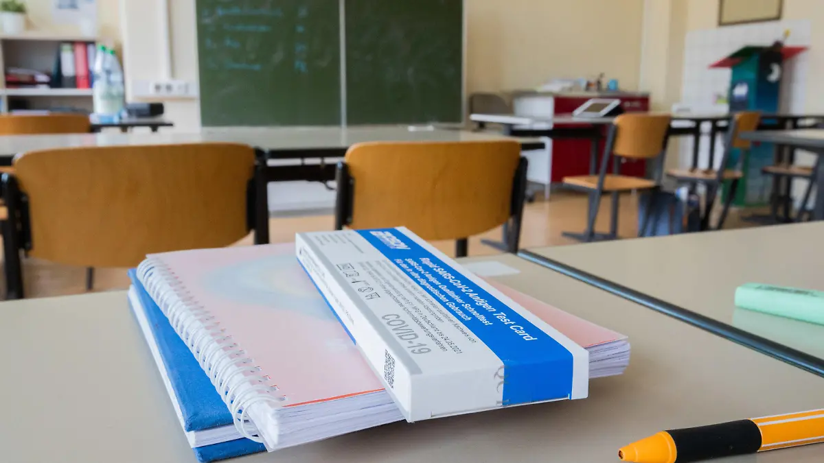 ARCHIV - 12.04.2021, Niedersachsen, Hildesheim: Ein Corona-Selbsttest liegt am Platz eines Schülers in einem Klassenraum der Robert-Bosch-Gesamtschule Hildesheim. Für den Schul- oder Kita-Besuch ist in Niedersachsen seit Montag kein negativer Corona-Test mehr verpflichtend vorgesehen. (zu dpa "Schule und Kitas wieder ohne Corona-Testpflicht") Foto: Julian Stratenschulte/dpa +++ dpa-Bildfunk +++