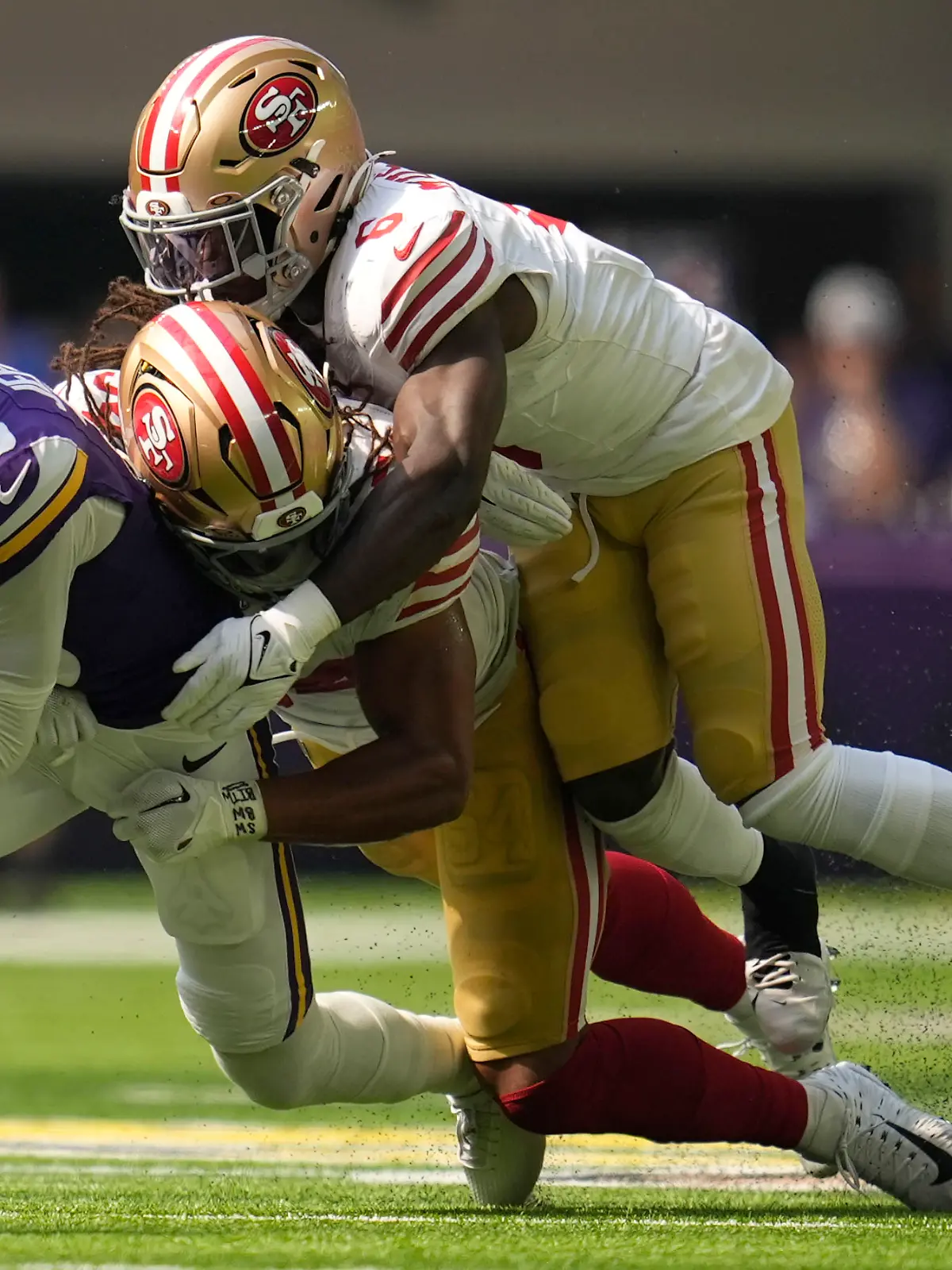 Gemeinsam versuchen Fred Warner und Malik Mustapha Minnesotas Wide Receiver Justin Jefferson zu stoppen.