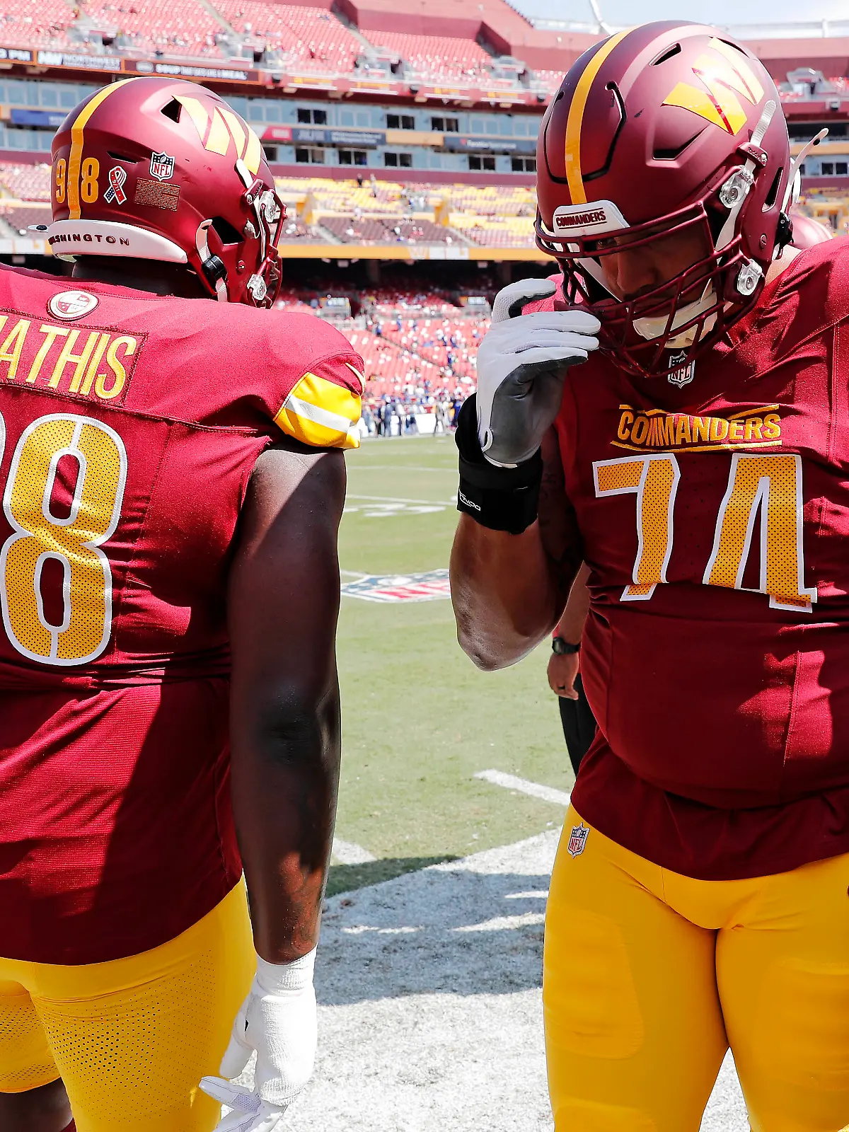 Phidarian Mathis (89) und Brandon Coleman (74) von den Washington Commanders.