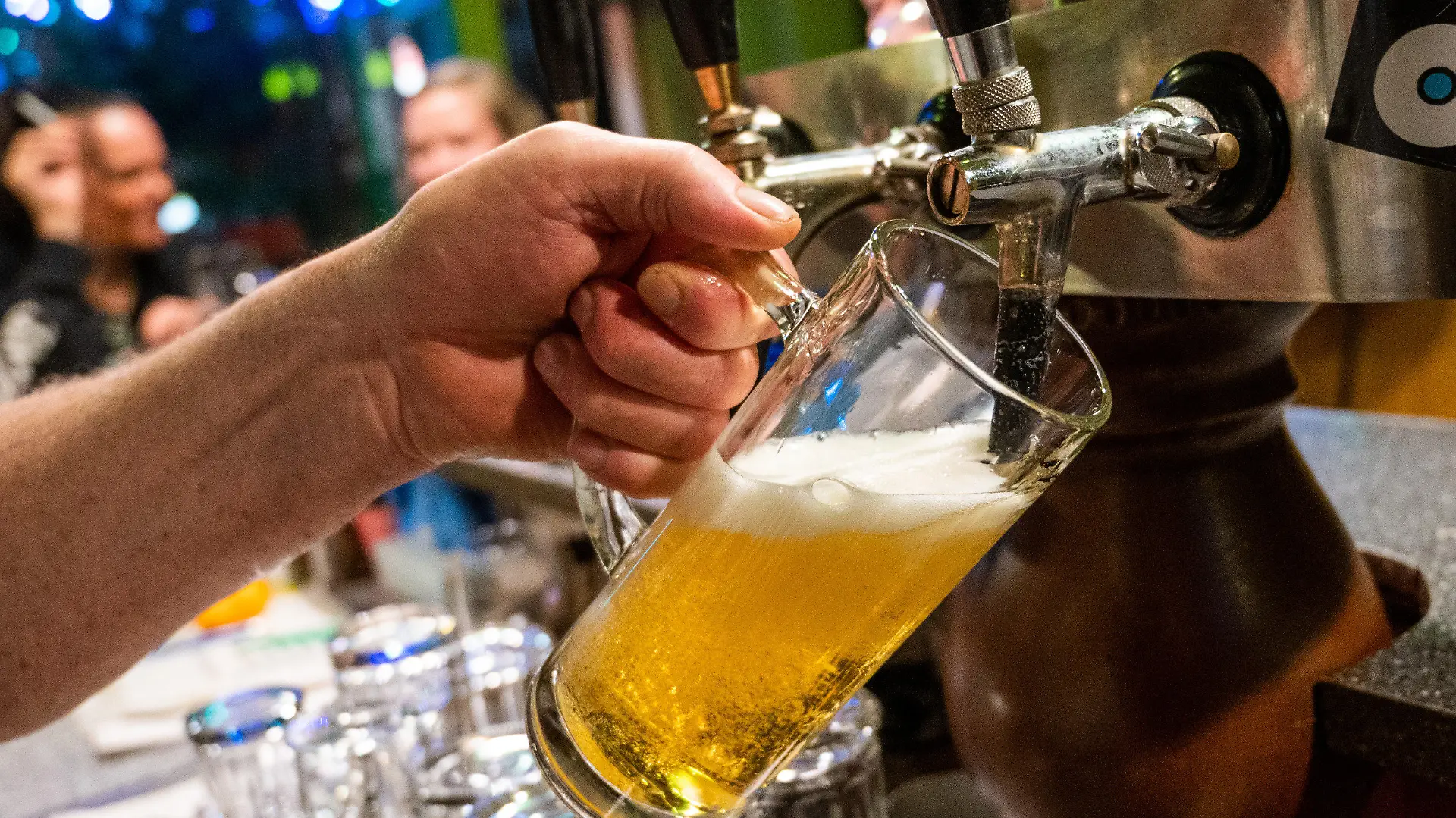 ARCHIV - 17.10.2020, Berlin: In einer Bar in Berlin-Friedrichshain wird ein Bier gezapft. (zu dpa «Trübe Aussichten für Brauer am Tag des deutschen Bieres») Foto: Christophe Gateau/dpa +++ dpa-Bildfunk +++