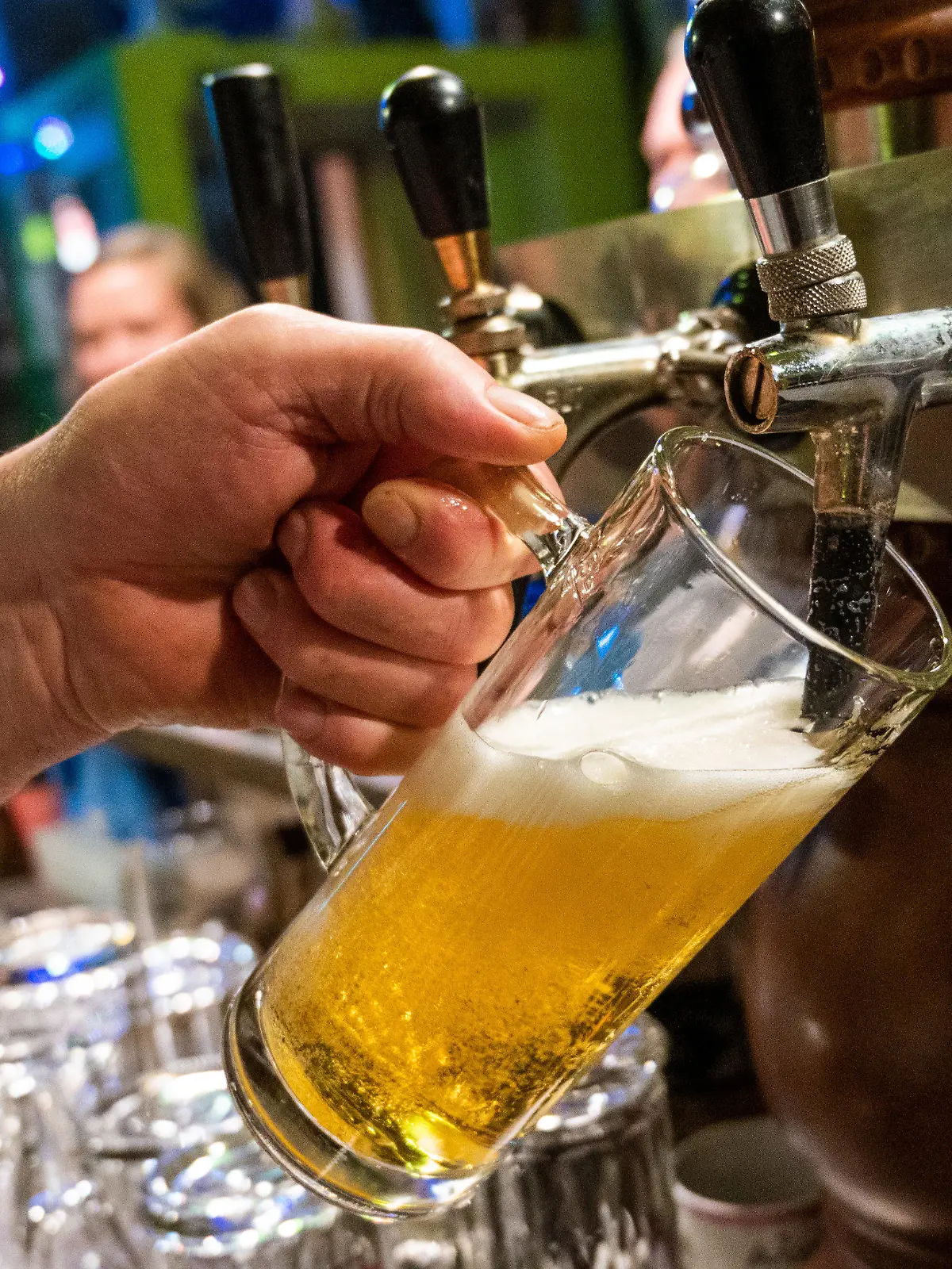 ARCHIV - 17.10.2020, Berlin: In einer Bar in Berlin-Friedrichshain wird ein Bier gezapft. (zu dpa «Trübe Aussichten für Brauer am Tag des deutschen Bieres») Foto: Christophe Gateau/dpa +++ dpa-Bildfunk +++