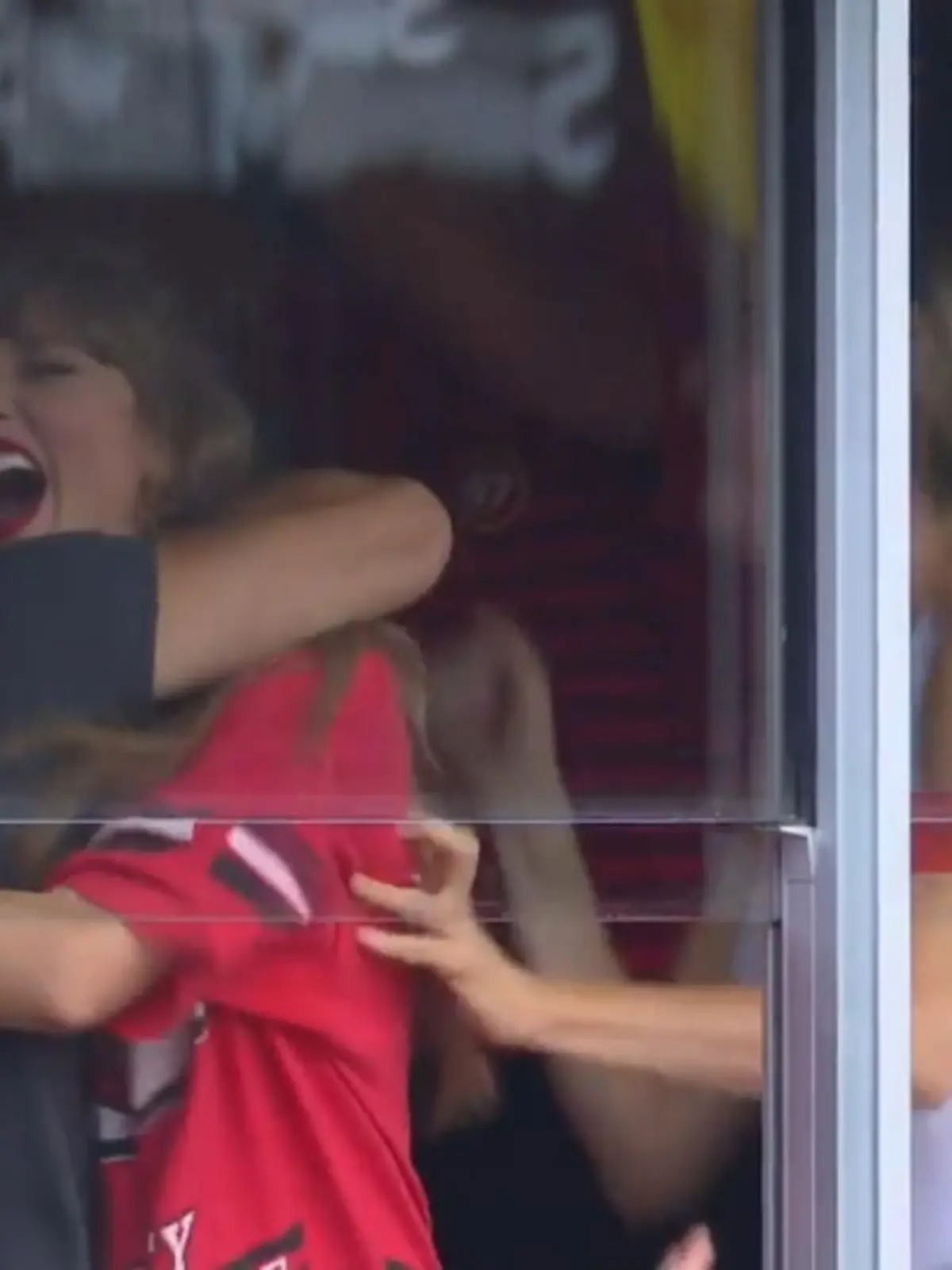 Bild zu: "Taylor Swift feiert Chiefs-Touchdown"