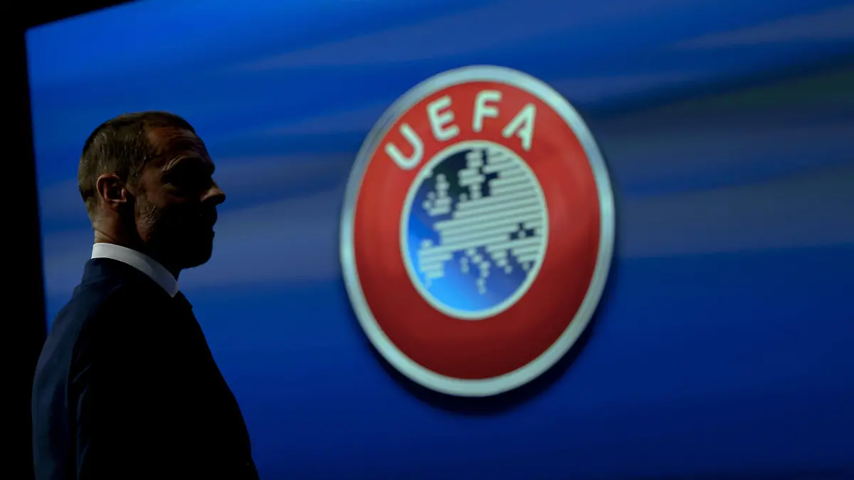 ARCHIV - 07.04.2022, Schweiz, Nyon: Aleksander Ceferin, UEFA-Präsident, kommt während einer Pressekonferenz nach der Sitzung des UEFA-Exekutivkomitees im UEFA-Hauptsitz an. Die Europäische Fußball-Union hat Anfang Mai 2022 die Sanktionen gegen Russland wegen der Invasion in die Ukraine konkretisiert und weiter verschärft. (zu dpa «UEFA weitet Sanktionen aus: Russlands EM-Bewerbung unzulässig») Foto: Jean-Christophe Bott/KEYSTONE/dpa +++ dpa-Bildfunk +++