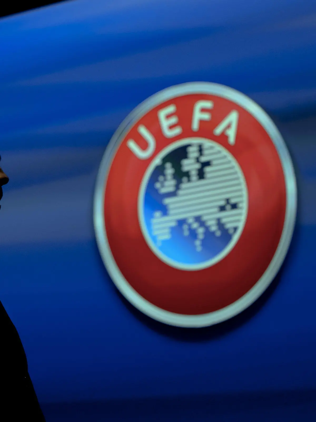 ARCHIV - 07.04.2022, Schweiz, Nyon: Aleksander Ceferin, UEFA-Präsident, kommt während einer Pressekonferenz nach der Sitzung des UEFA-Exekutivkomitees im UEFA-Hauptsitz an. Die Europäische Fußball-Union hat Anfang Mai 2022 die Sanktionen gegen Russland wegen der Invasion in die Ukraine konkretisiert und weiter verschärft. (zu dpa «UEFA weitet Sanktionen aus: Russlands EM-Bewerbung unzulässig») Foto: Jean-Christophe Bott/KEYSTONE/dpa +++ dpa-Bildfunk +++