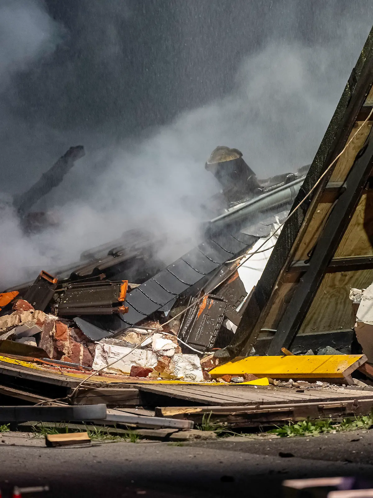 Bild zu: "Explosion in ehemaligem Rocker-Vereinsheim! Haustrümmer fliegen auf die Straße"