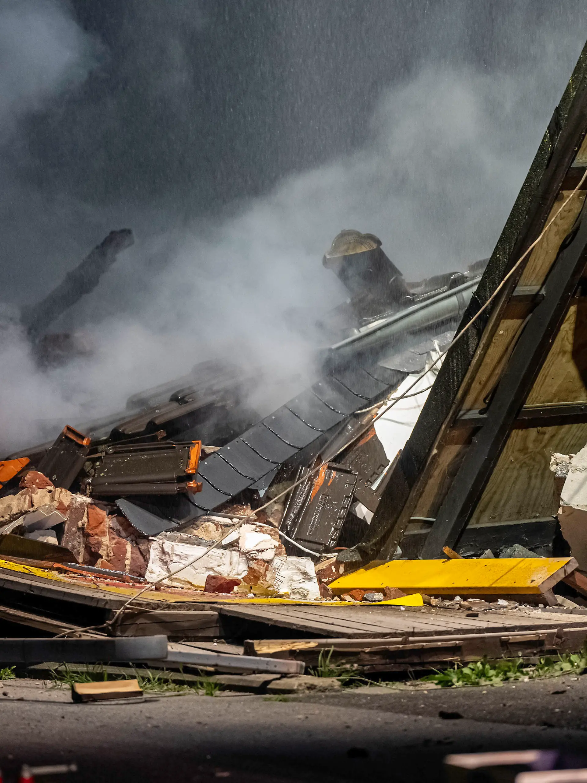 Bild zu: "Explosion in ehemaligem Rocker-Vereinsheim! Haustrümmer fliegen auf die Straße"