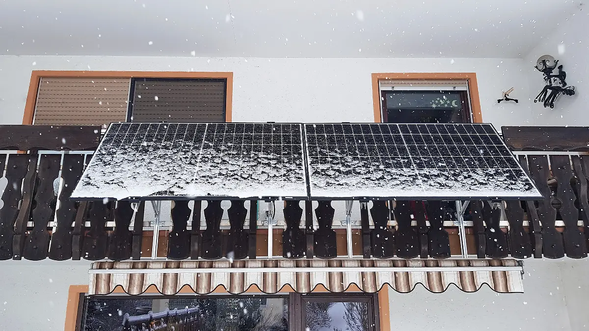 Ein Balkonkraftwerk, mit leichtem Schnee bedeckt.