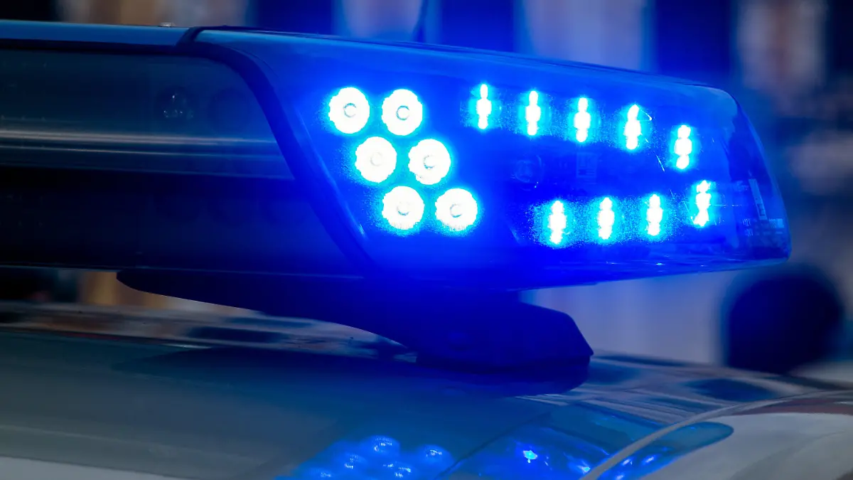 ARCHIV - 09.03.2020, Sachsen-Anhalt, Magdeburg: Ein Blaulicht der Polizei leuchtet auf. Bei einer Massenschlägerei unter Fußballfans auf Schalke hat es mehrere Schwerverletzte gegeben. (zu dpa: «Schwerverletzte bei Massenschlägerei unter Fußballfans auf Schalke») Foto: Klaus-Dietmar Gabbert/dpa-Zentralbild/dpa +++ dpa-Bildfunk +++
