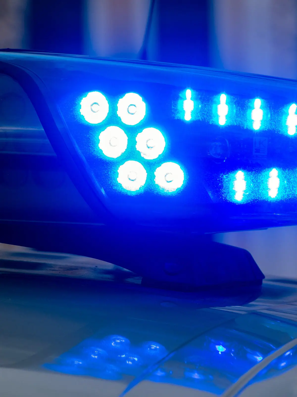 ARCHIV - 09.03.2020, Sachsen-Anhalt, Magdeburg: Ein Blaulicht der Polizei leuchtet auf. Bei einer Massenschlägerei unter Fußballfans auf Schalke hat es mehrere Schwerverletzte gegeben. (zu dpa: «Schwerverletzte bei Massenschlägerei unter Fußballfans auf Schalke») Foto: Klaus-Dietmar Gabbert/dpa-Zentralbild/dpa +++ dpa-Bildfunk +++