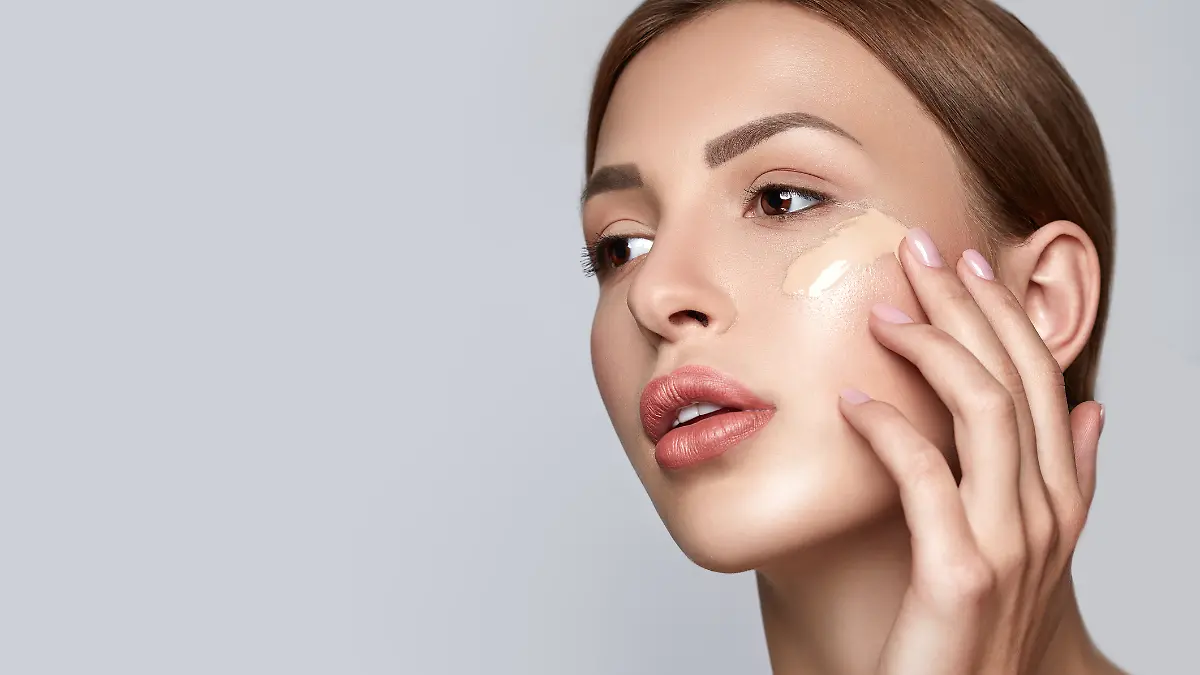 Frau mit Make-up-Foundation