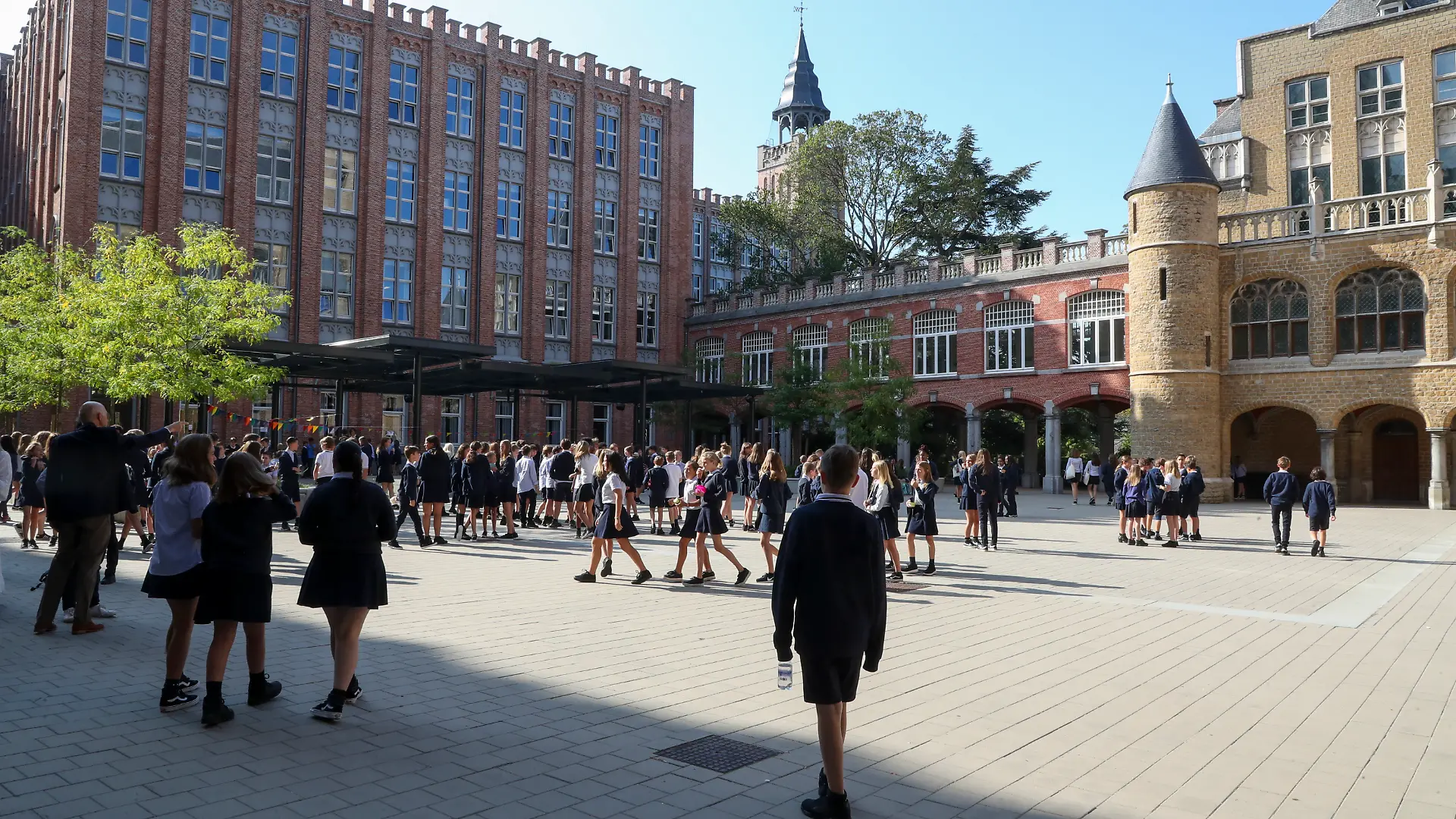Außenansicht der Schule.