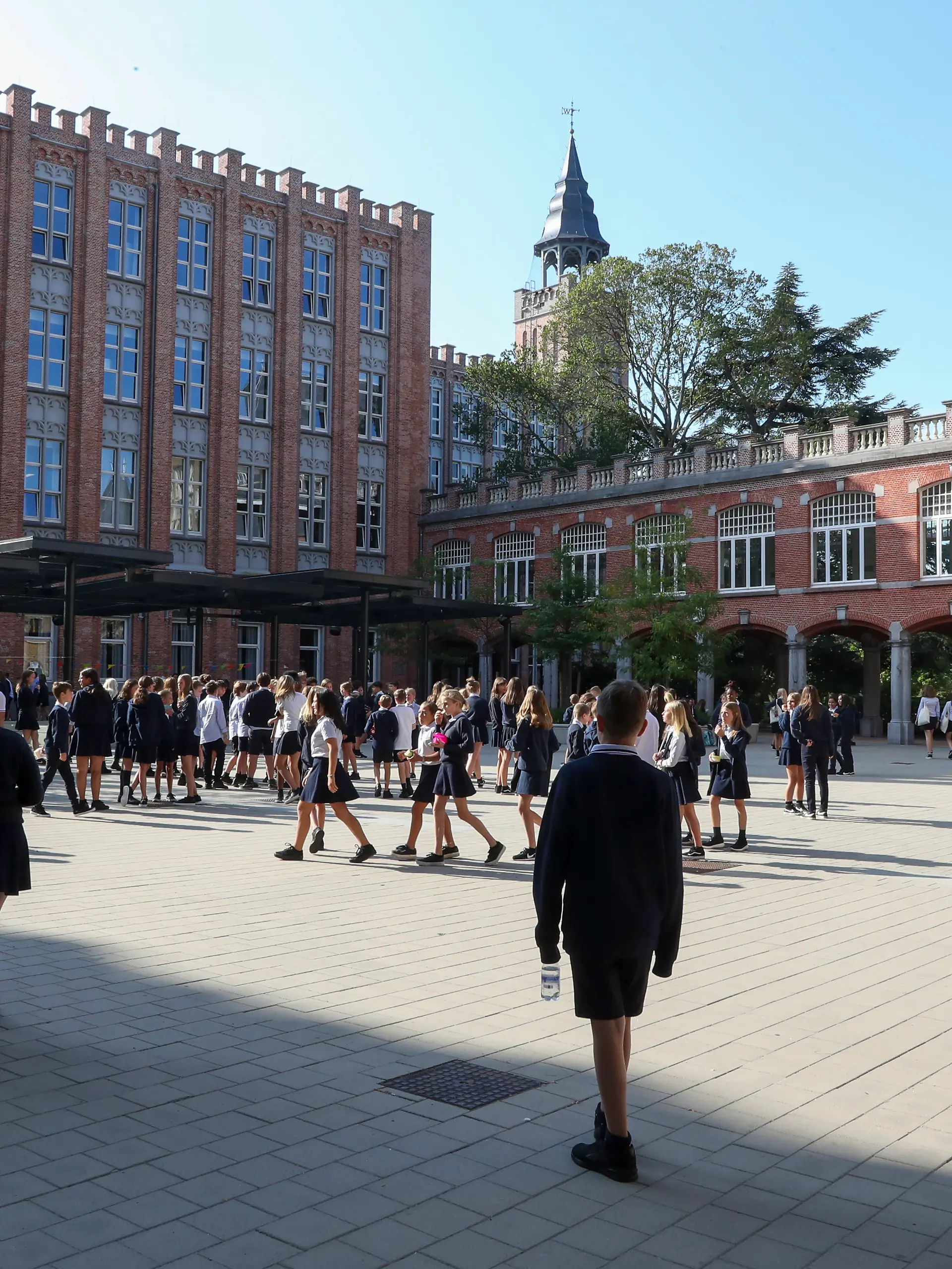 Außenansicht der Schule