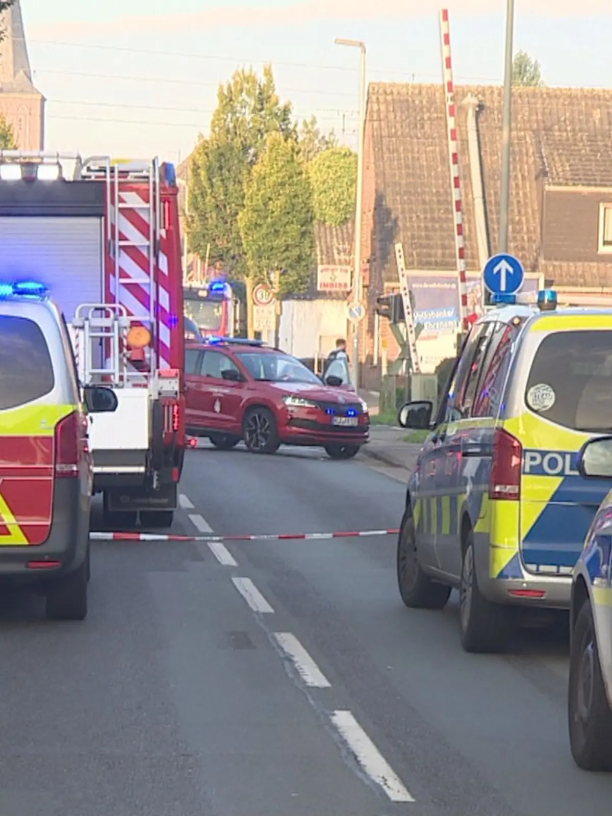 Bild zu: "Schülerin (14) ignoriert Schranke und wird von Zug erfasst - tot"