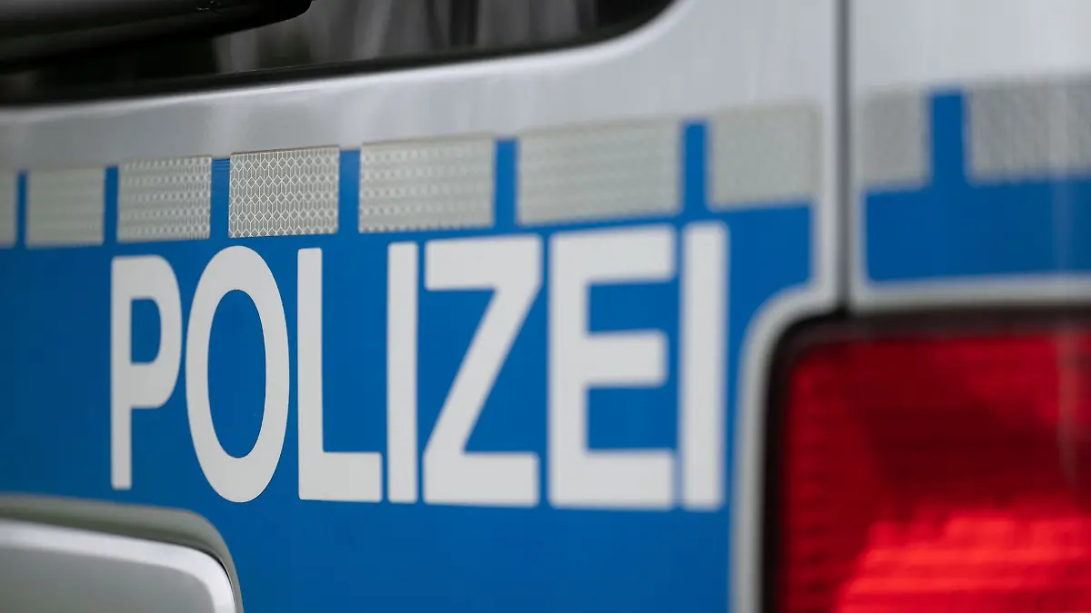 Polizisten haben eine betrunkene Radlerin angehalten. (Symbolbild)