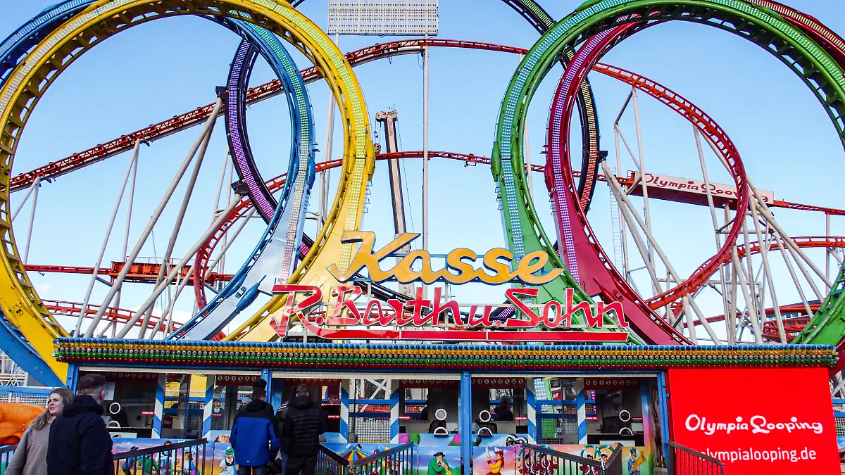 Die „Olympia Looping“ ist die weltweit größte transportable Achterbahn.