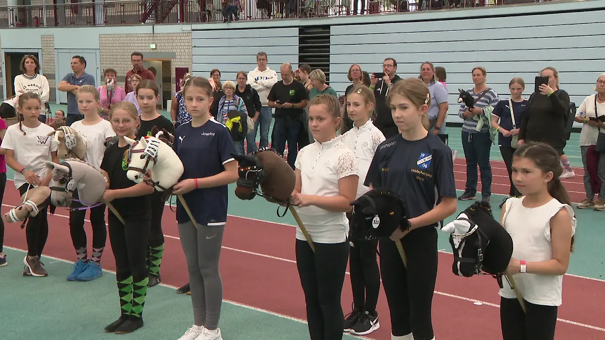 Deutsche Meisterschaft im Hobby Horsing in Kahlbach (Hessen).