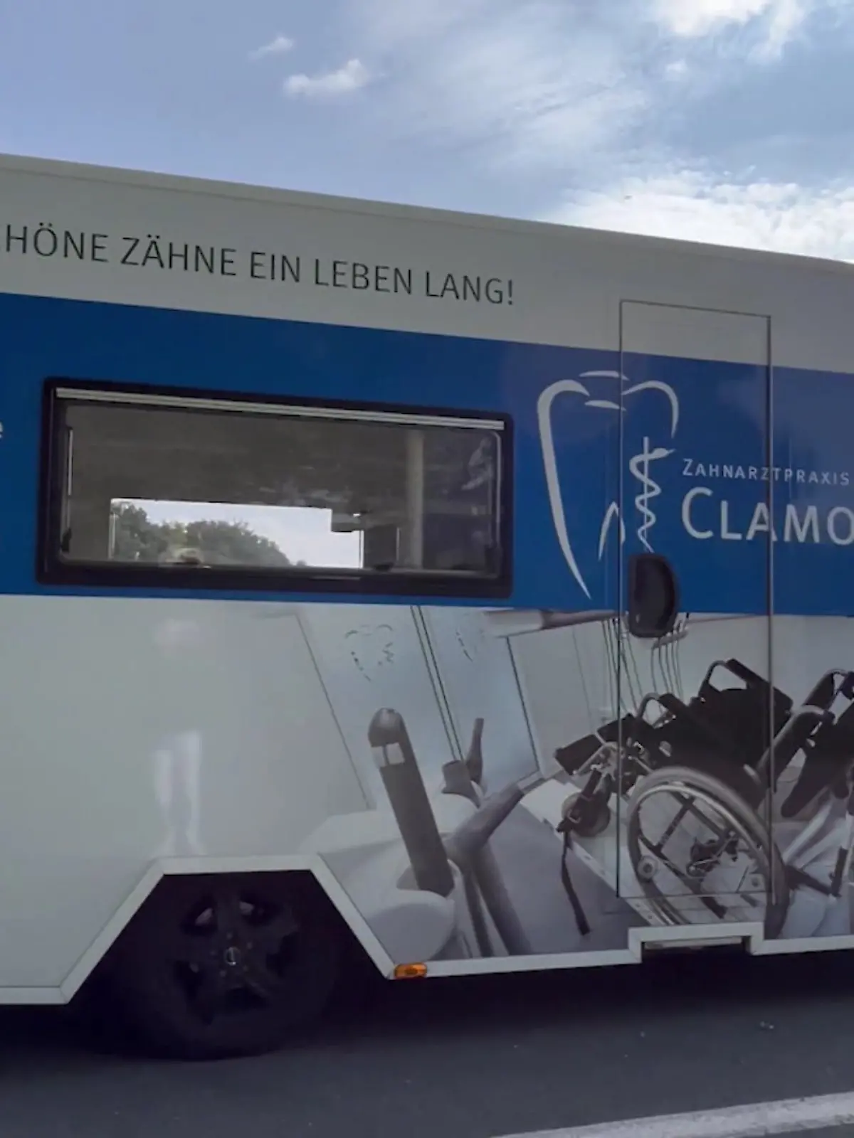 Bild zu: "In diesem Bus werden Zähne gezogen"