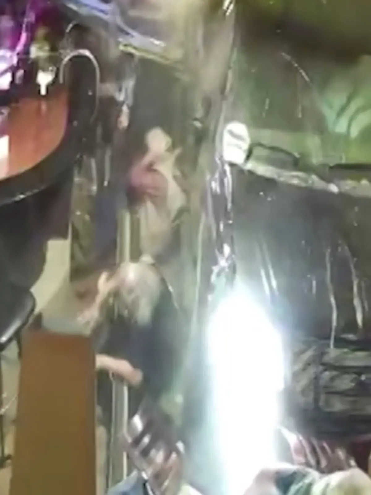 Ein Auto steht in einer zertrümmerten Bar.