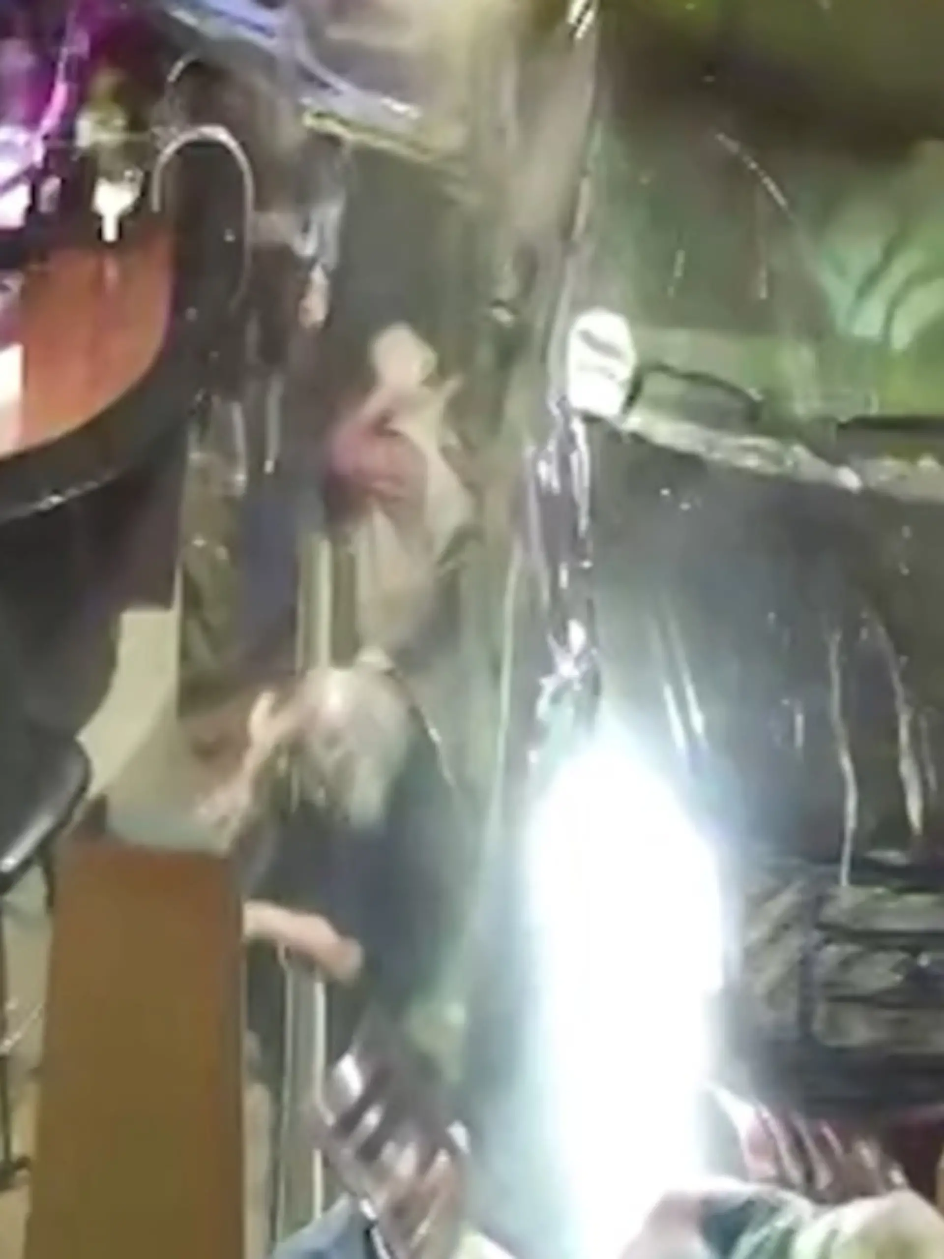Ein Auto steht in einer zertrümmerten Bar.