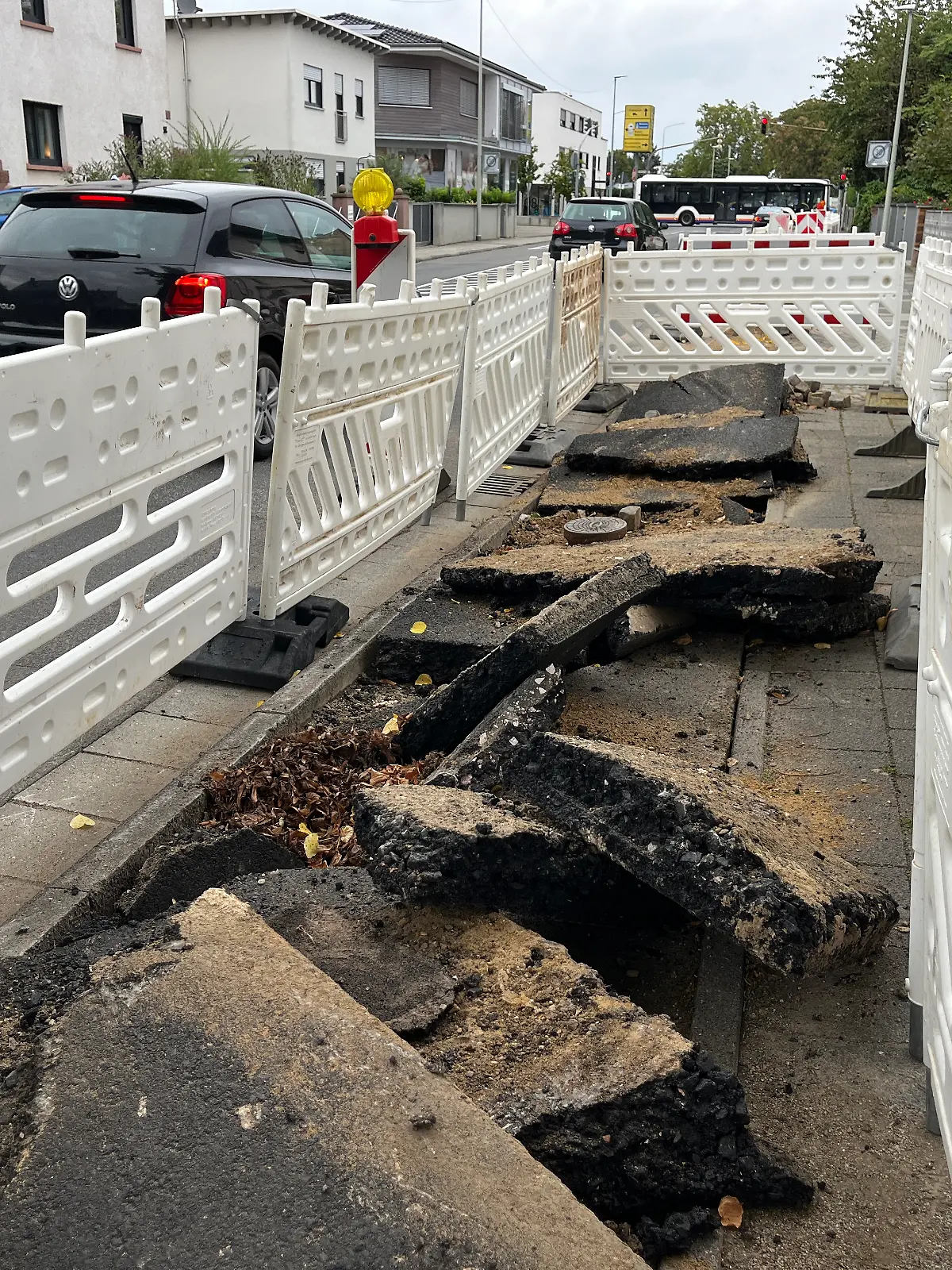 In der Frankfurter Straße sollte Glasfaser verlegt werden - jetzt muss die Straße erneut zu gemacht werden