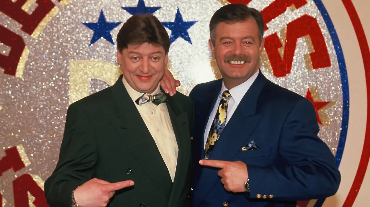 Walter Freiwald (l-r) und Harry Wijnvoord stehen 1993 in RTL Game-Show "Der Preis ist heiß" vor dem Logo?Foto: Horst Galuschka