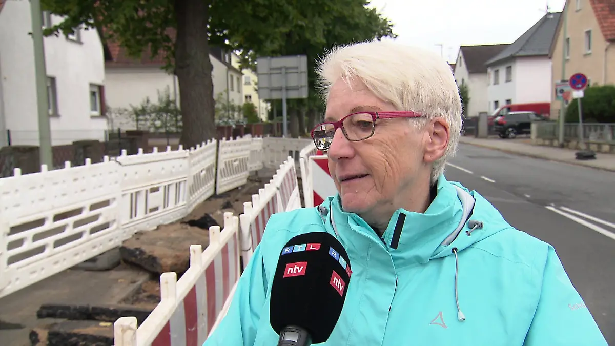 Anwohnerin Ingeborg klagt über den jetzt fehlenden Rad- und Fußgängerweg