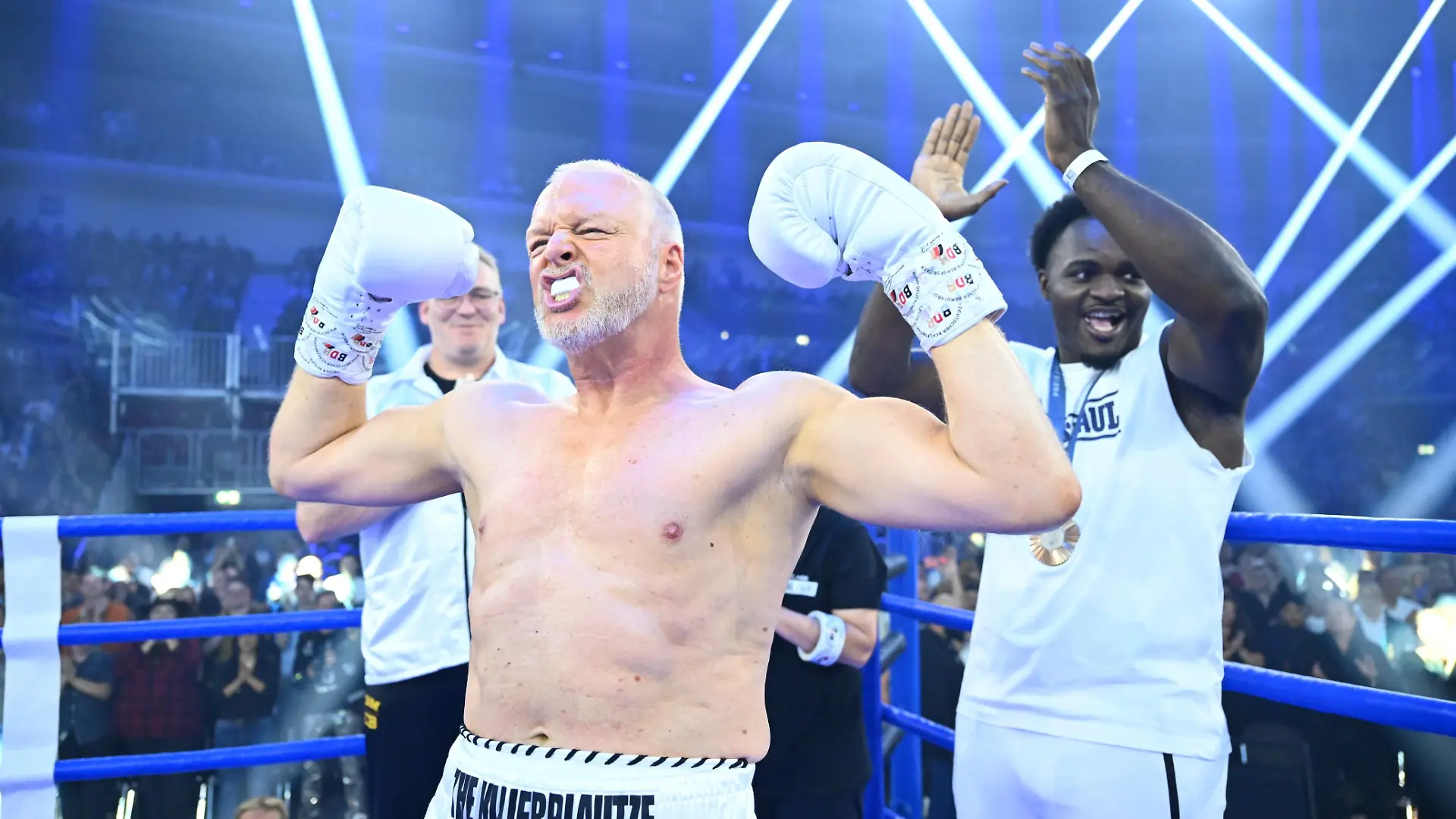 Nelvie Tiafack (hier hinter Stefan Raab) stand dem Entertainer während des Kampfes als Trainer zur Seite. 