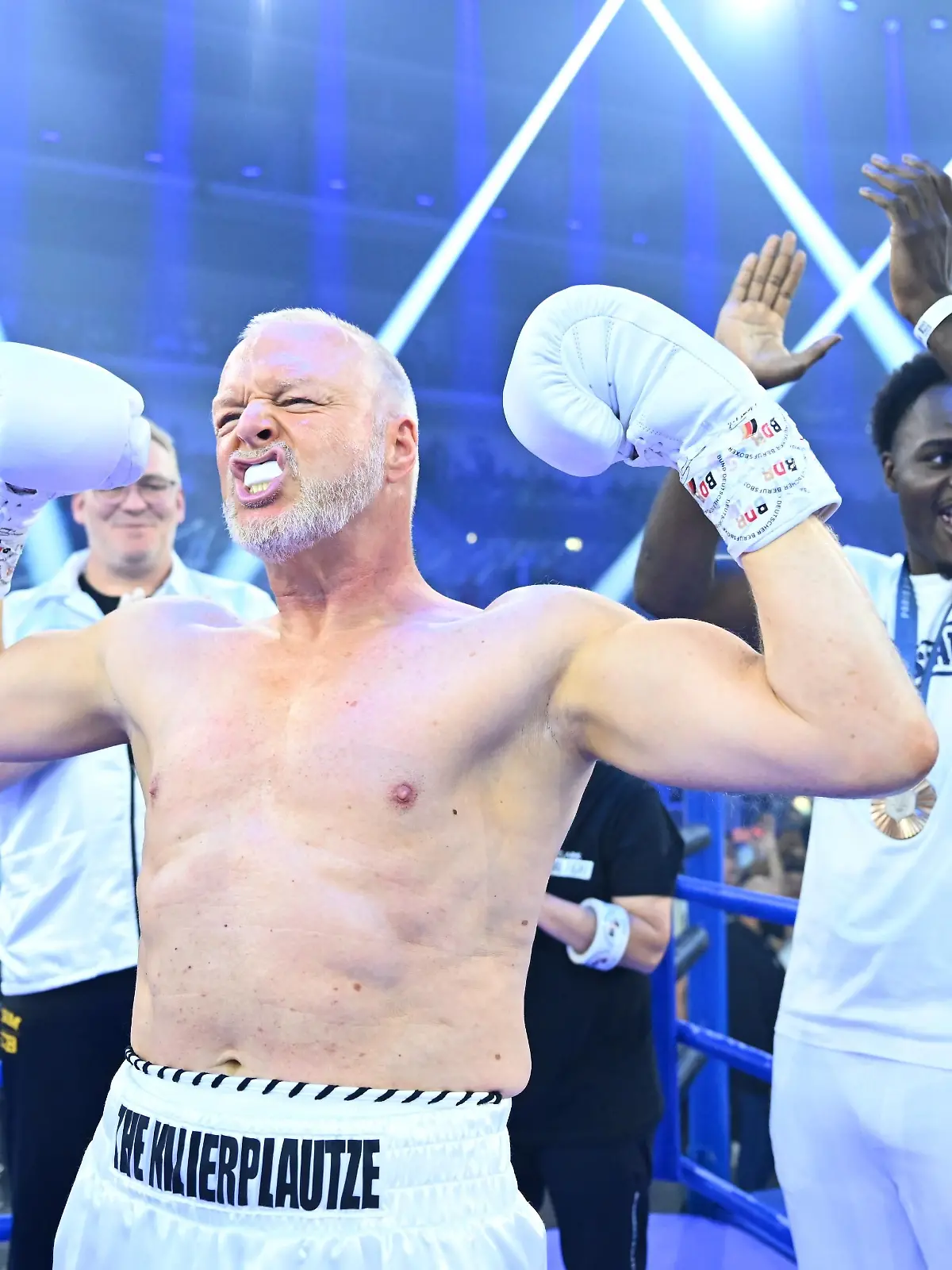 Nelvie Tiafack (hier hinter Stefan Raab) stand dem Entertainer während des Kampfes als Trainer zur Seite. 