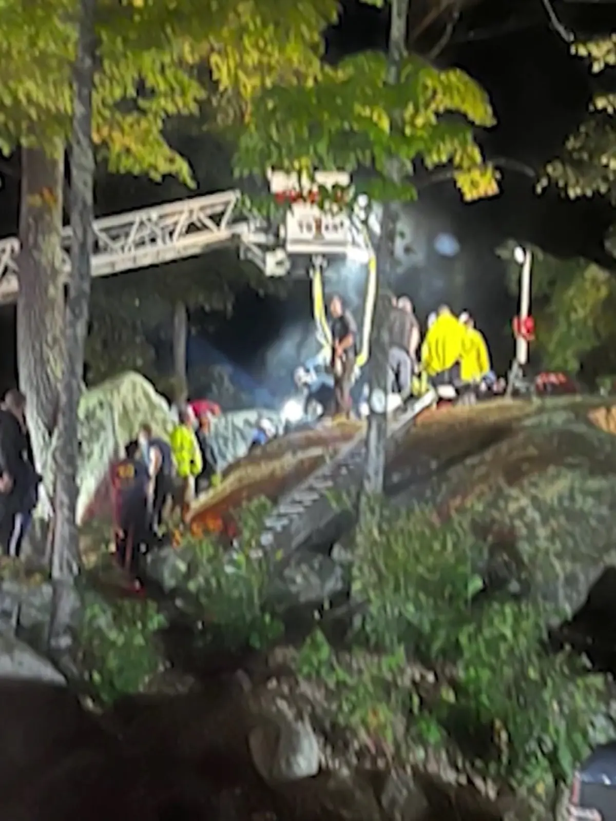 Stundenlang versucht die Feuerwehr, den Jungen aus seiner misslichen Lage zu befreien.