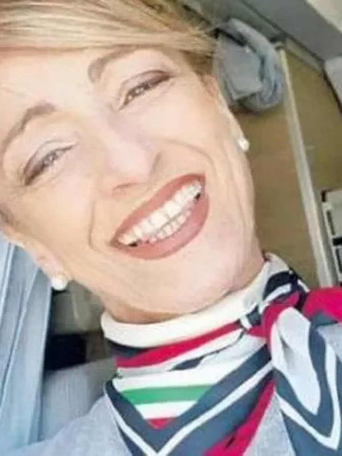 Die Stewardess steht in einem Flugzeug.